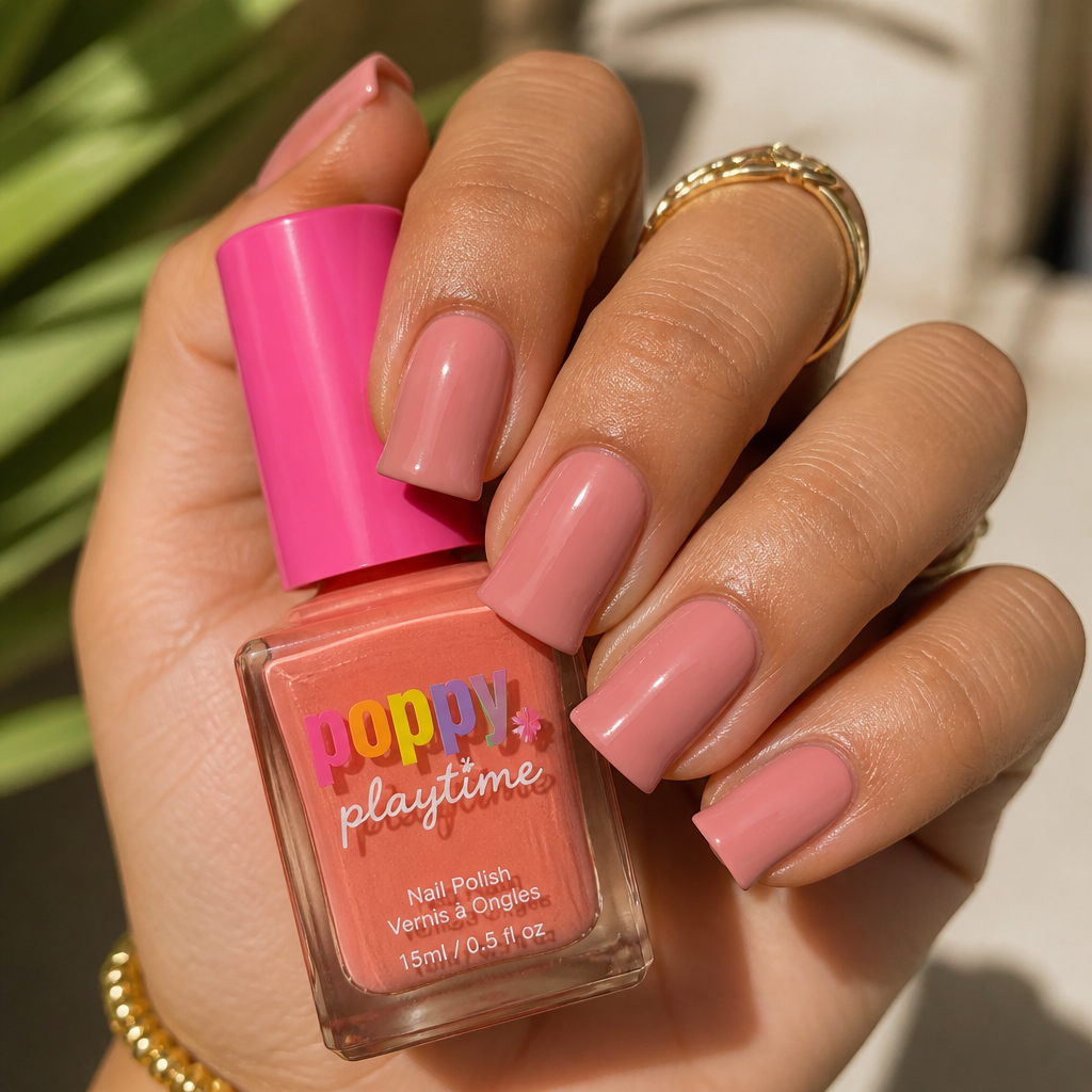 Featured image showing chic short duck nails acrylic with a flared fan tip design.